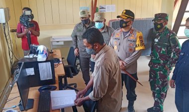 Kapolda-NTT-dan-Danrem-161-Wirasakti-Kupang-Bersama-Rombongan-Meninjau--Pos-Pantau-Gunung-Api-Ile-Lewotolok-Desa-Laranwutun-Kec.-Ile-Ape-Kab.-Lembata