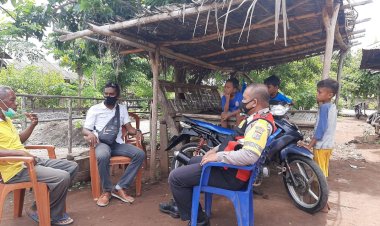 Bhabinkamtibmas-Ile-Ape-Sambangi-Warga-Desa-Binaannya