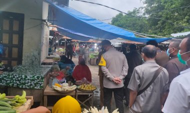 Polres-Lembata-bersama-Pemkab-Lembata-Bagikan-Masker-dan-Pantau-Kegiatan-Masyarakat-di-Pasar