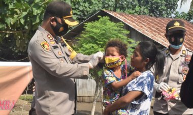 Sukseskan-PPKM-(-Pemberlakuan-Pembatasan-Kegiatan-Masyarakat-),-Kapolres-Lembata-Pimpin-Giat-Pembagian-Masker-Dan-Semprot-Disinvektan