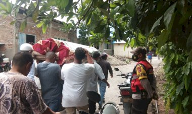Bhabinkamtibmas-Desa-Bonitobo-menghadiri-acara-pemahkaman-terhadap-warganya-yang-meninggal-dunia-di-Desa-Hadakewa