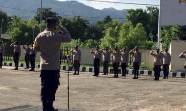 Kapolres-Lembata-Berikan-Penghargaan-Kepada-3-Personil-Berprestasi