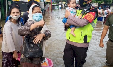 Wujud-Negara-Hadir,-Personel-TNI-Polri-Dikerahkan-Bantu-Korban-Banjir