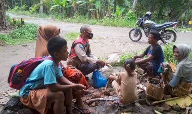 Bhabinkamtibmas-Desa-Wailolong,-Kec.Omesuri,-Kab.Lembata-Bripka-Firmon-Tamonob-melakukan-giat-patroli-dan-sambang-warga-masyarakat-dusun-swarlaleng