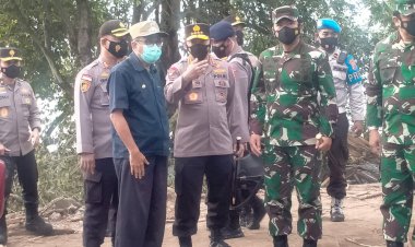 Tinjau-NTT,-Panglima-dan-Kapolri-Fokuskan-Evakuasi-Korban-dan-Kirim-Bantuan