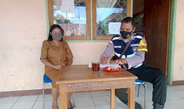 Bhabinkamtibmas-Desa-Nogodoni-Kecamata--Atadei,-Kabupaten-Lembata-Provinsi-Nusa-Tenggara-Timur-Bripka-Philipus-Keraf-melakukan-Monitoring-pelaksanaan-Ujian-Sekolah-(US)-SDK-Kalikasa-yang-berada-di-Desa-Katakeja