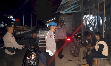 ANGGOTA-POLRES-LEMBATA-LAKUKAN-HAL-INI-KEPADA-PARA-PEMUDA-YANG-BERKUMPUL-DAN-MELANGGAR-PROKES
