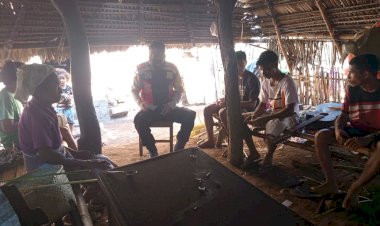 Bripka-Muhamad-Saiful-Hanafi-sampaikan-pentingnya-prokes-kepada-warga