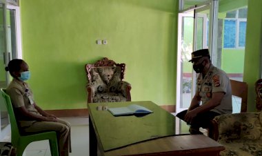 Kapolsek-omesuri-IPTU-Marjuni-Berikan-Dukungan-Keamanan-pada-Puskesmas-saat-pelaksanaan-Vaksinasi-Covid-19