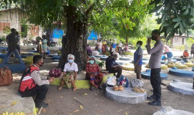 Bhabinkamtibmas-Bripka-Eko-Pranoto-Kunjung-Pedagang-Pasar-Barter,-Kec.-Wulandoni.