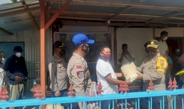 Menjelang-Hut-Bhayangkara-Ke-75-Polres-Lembata-Berikan-Bantuan-Sosial-Kepada-Buruh-Pelabuhan-Laut-Lewoleba.