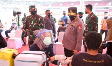Panglima-TNI-dan-Kapolri-Tinjau-Vaksinasi-Massal-di-SUGBK