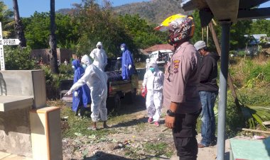 Kapospol-Lebatukan-Bersama-Anggota-Pospol-Dan-TNI-Bantu-Amankan-Jenazah-Korban-Covid-19