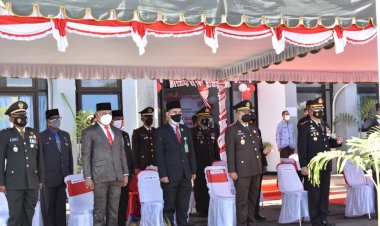 KAPOLRES-LEMBATA-BERSAMA-FORKOPIMDA-KAB.-LEMBATA-HADIRI-UPACARA-PENGIBARAN-BENDERA-DALAM-RANGKA-HARI-ULANG-TAHUN-KE-76-KEMERDEKAAN--REPUBLIK-INDONESIA-TINGKAT-KAB.-LEMBATA