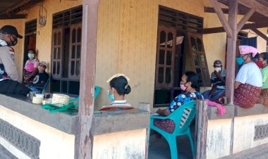 Bhabinkamtibmas-Himbau-Masyarakat-Agar-Patuhi-Protkes