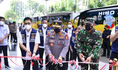 Kapolri-Lepas-Bus-Vaksinasi-Keliling-Sasar-Warga-yang-Tak-Terjangkau