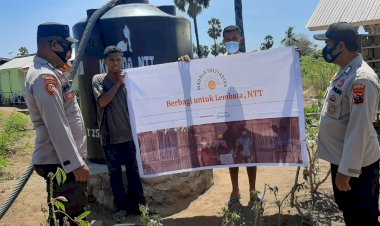 Kapolsubsektor-Ile-Ape-Bersama-Bhabinkamtibmas-Bagikan-Air-Bersih-Untuk-Warga-Desa.