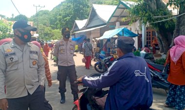 Kapolsek-Buyasuri-Pantau-Giat-Masyarakat-Dan-Himbau-Agar-Selalu-Menggunakan-Masker.