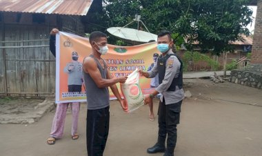 Bagikan-Bansos-Personil-Pospol-Wulandoni,-Minta-Masyarakat-Dukung-Percepatan-Vaksinasi.