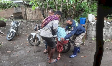 Bhabinkamtibmas-Desa-Dulir-Bantu-Warga-Yang-Mengalami-Cacat-Untuk-Jalani-Vaksinasi