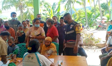 Terus-Tingkatkan-Percepatan-Vaksinasi,-Polsek-Buyasuri-Buka-Gerai-Vaksinasi-Di-Desa-Loyobohor.