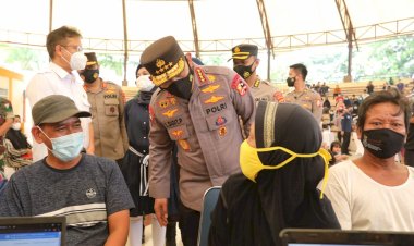 Tinjau-Vaksinasi-Massal-di-Banten,-Kapolri-Tekankan-Target-70-Persen-di-Akhir-Tahun-Tercapai