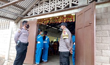 Amankan-Missa-Natal-Bhabinkamtibmas-Bripka-Saiful-Sampaikan-Agar-Warga-Patuhi-Protkes.