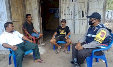 Bhabinkamtibmas-Sosialisasikan-Aplikasi-Dumas-Presisi-Kepada-Warga-Desa-Wuakerong.