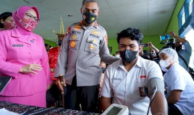 Tinjau-Vaksinasi-di-SMA-Negeri-1-Lobalain,-Kapolda-NTT-Berharap-Semua-Pihak-Dukung-Program-Akselerasi-Vaksinasi-Nasional