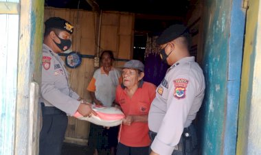 Bakti-Sosial,-Polres-Lembata-Berikan-Bantuan-Sembako-Kepada-Masyarakat-Kurang-Mampu.