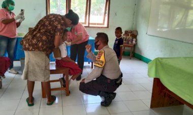 Cegah-Penyebaran-Covid-19-di-Daerah-Kab.-Lembata,-Bhabinkamtibmas-Desa-Penikenek-dampingi-Vaksinasi-Anak-6---11-Tahun