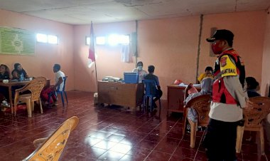 Dukung-Percepatan-Vaksinasi,-Bhabinkamtibmas-Kawal-dan-Amankan-Giat-Vaksinasi.