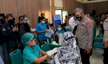 Tinjau-Vaksinasi-Serentak,-Kapolda-NTT-Berharap-Semua-Masyarakat-Dapat-Divaksin-Baik-Tahap-1,2-dan-3
