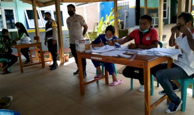 Kanit-Binmas-Polsek-Buyasuri-Bersama-Babinsa-Lakukan-Pengamanan-dan-Pantau-Langsung-Giat-Vaksinasi