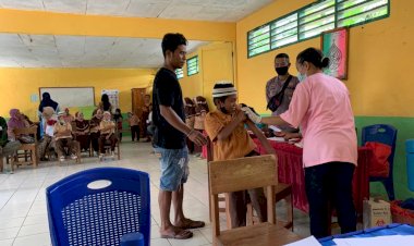 Lakukan-Pengamanan-Vaksinasi-Massal,-Kapospol-Wulandoni-Ingatkan-Personil-Bersikap-Humanis