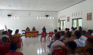 Bhabinkamtibmas-Dan-Kanit-Binmas-Polsek-Nubatukan-Lakukan-Sosialisasi-Penerimaan-Polri-Dan-Himbauan-Protkes-Di-SMK-Ile-Lewotolok.