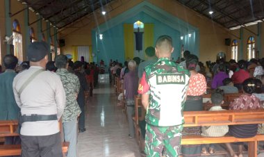 Personel-Pospol-Lebatukan-Bersama-Babinsa-Lakukan-Pengamanan-Misa-Di-Gereja-St.-Laurensius-Hadakewa.
