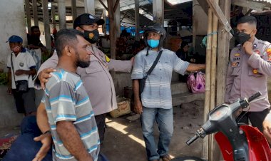 Pantau-Kegiatan-Masyarakat-Di-Pasar-Tradisional,-Bhabinkamtibmas-Ingatkan-Pengunjung-Agar-Selalu-Gunakan-Masker.