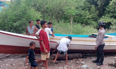 Kegiatan-Rutin-Yang-Ditingkatkan-Kanit-SPKT-Polsek-Omesuri-Sambangi-Nelayan-Pesisir-Pantai.