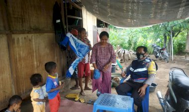 Bhabinkamtibmas-Desa-Kolipadan-Rutin-Sambangi-Warga-Binaannya.