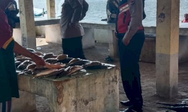 Menjelang-Hari-Bhayangkara-Yang-Ke-76,Anggota-Kepolisian-Sektor-Buyasuri-Ajak-Warga-Pesisir-Jaga-Kelestarian-Laut