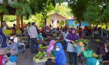 Jelang-HUT-Bhayangkara,-Pospol-Wulandoni-Patroli-Dioalogis-Dan-Pantau-Giat-Di-Pasar-Wulandoni.