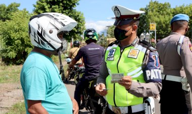 Jelang-HUT-Bhayangkara-Dalam-Rangka-OPS-Patuh-Turangga-2022,-Satlantas-Polres-Lembata-Berikan-Himbauan-kamseltibcarlantas.