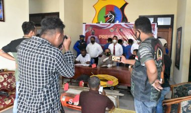 Kapolres-Lembata-Ajak-Masyarakat-Jaga-Laut-Lewoleba-Dari-Ilegal-Fishing-Saat-Press-Conference.