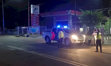 Patroli-Malam-Sat-Lantas-Polres-Lembata-Lakukan-Penertiban-kendaraan-yang-melaksanankan-pengantrian-BBM-Di-APMS-Lamahora.