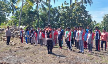 Kanit-Binmas-Dan-Bhabinkamtibmas-Polsek-Buyasuri-Isi-Materi-Di-MPLS-SMANSA-Buyasuri.