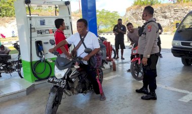 Pantau-Giat-Masyarakat-Di-SPBU-Balauring,-Aipda-Fredy-Pareira-Ajak-Warga-Ikut-Jaga-Kamtibmas.