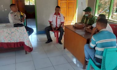 Bhabinkamtibmas-Sambangi-Kepala-Desa-Dan-Warga-Binaannya.