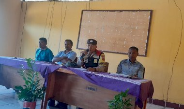 Monitoring-Pembagian-BLT,-Bhabinkamtibmas-Ajak-Warga-Ikut-Jaga-Kamtibmas.