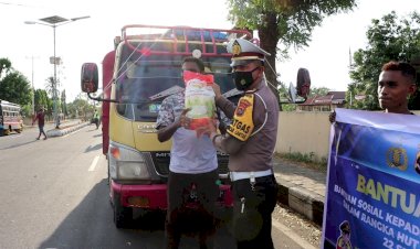 HUT-Lalulintas-Ke-67,-Sat-Lantas-Bagikan-Bingkisan-Sembako-Kepada-Masyarakat.